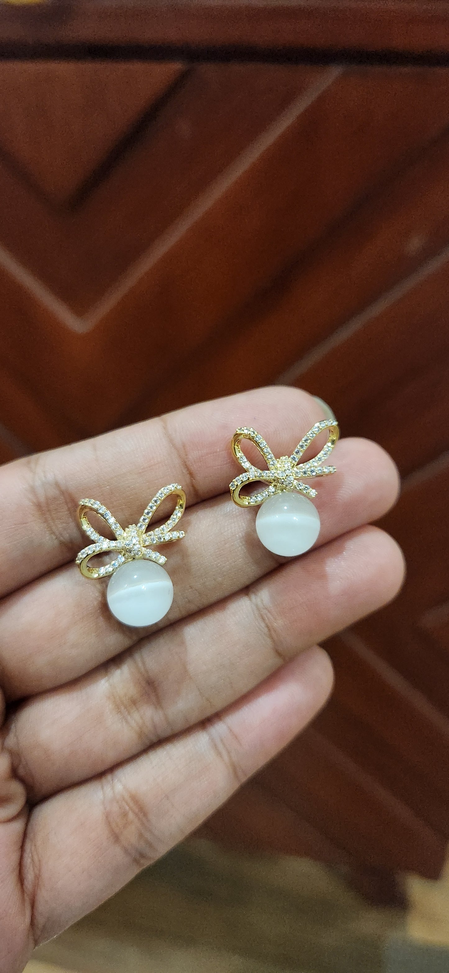 Pearly bow studs
