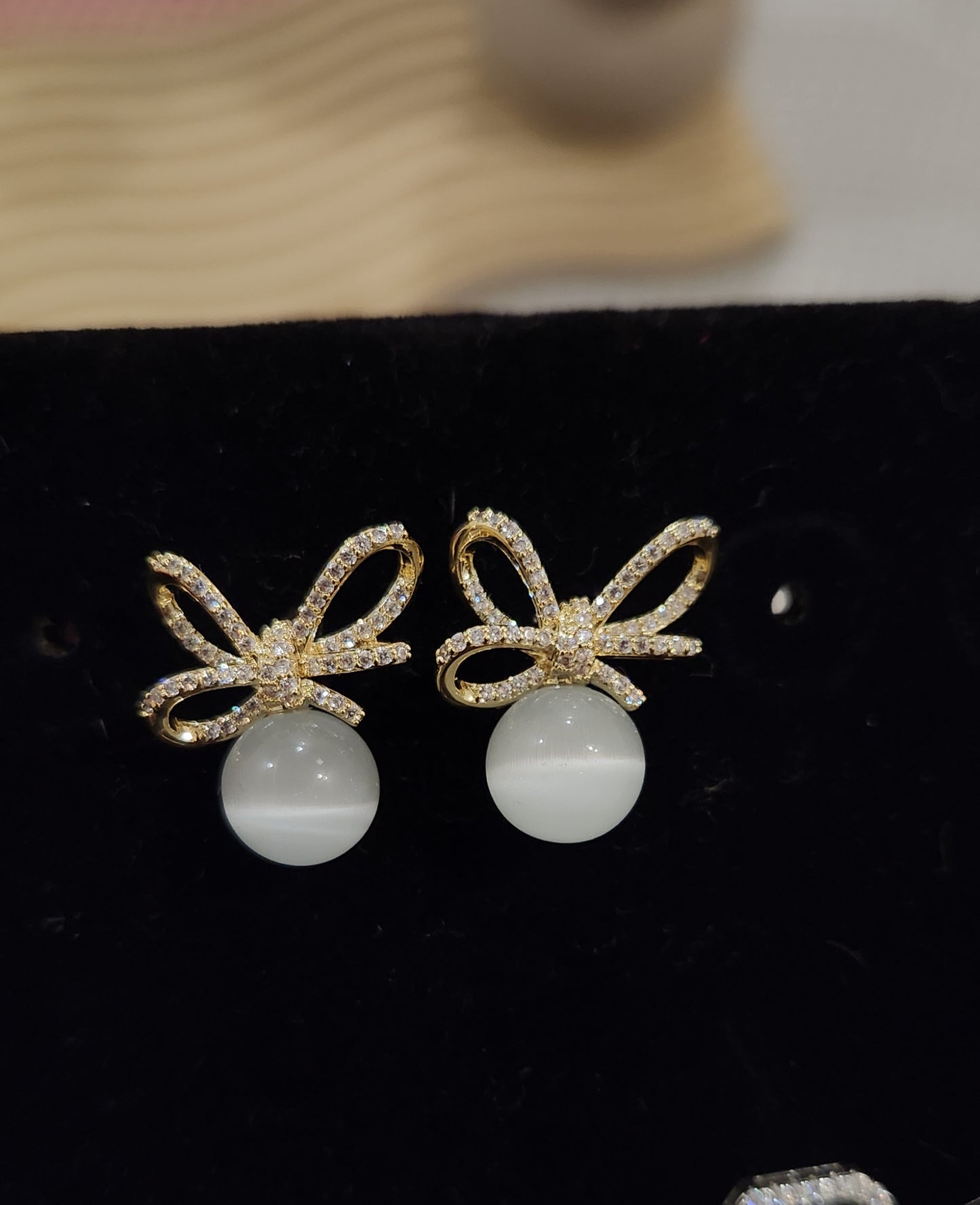 Pearly bow studs