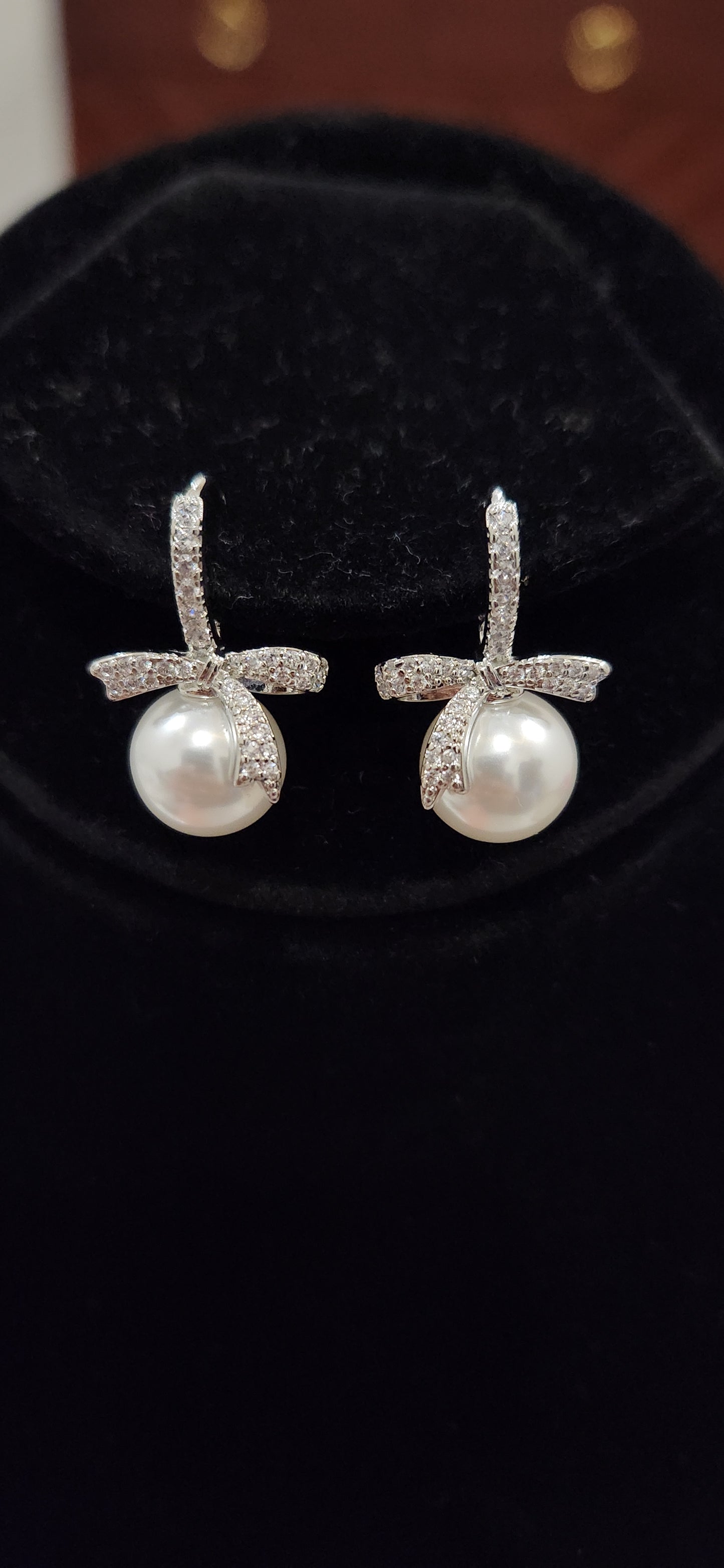 Pearl bow studs